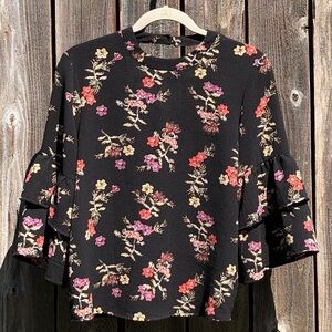 Wallflower mock neck ruffled sleeve top size medium